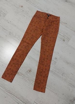 Оранжевые джинсы jennyfer