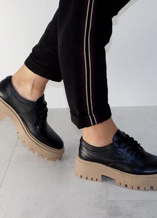 Кожаные черные туфли женские стильные на бежевой подошве