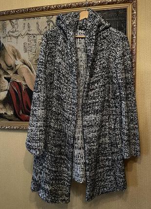 Стильный треплющий кардиган с карманами и капюшоном