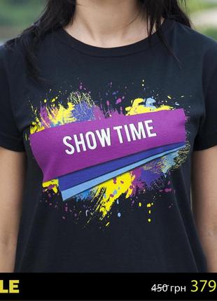 Чорна жіноча футболка з яскравим принтом.