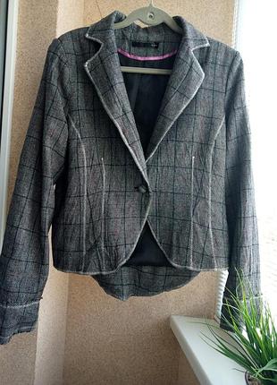Піджак у клітинку з вмістом вовни