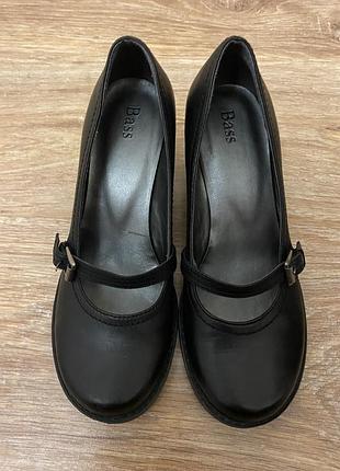 Шикарні, туфельки, с товстим каблучком, чорного коліру.