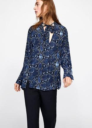 Натуральна блуза вільного крою в зміїний принт zara.