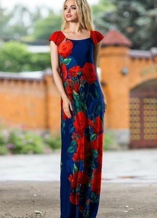 Летнее платье-сарафан в пол с открытыми плечами и крупными цветами. синее