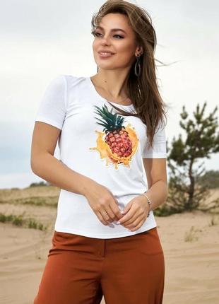 Женская летняя натуральная футболка из вискозы. белая с нашивкой ананас