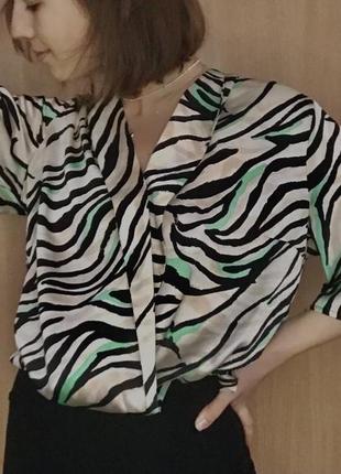 Атласна блуза з тваринним принтом5 фото