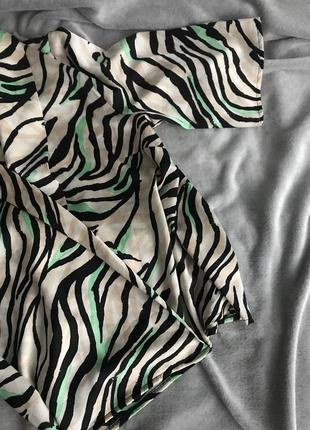 Атласна блуза з тваринним принтом8 фото