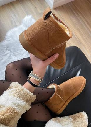 Жіночі It has the UGG logo embossed on the heel
женские угги