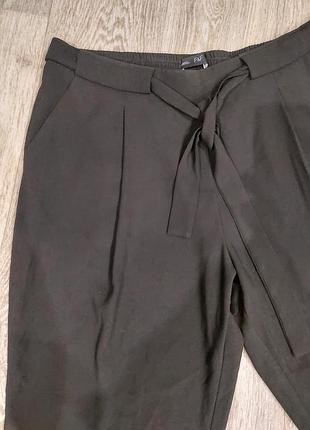 Завужені брючки з пояском.