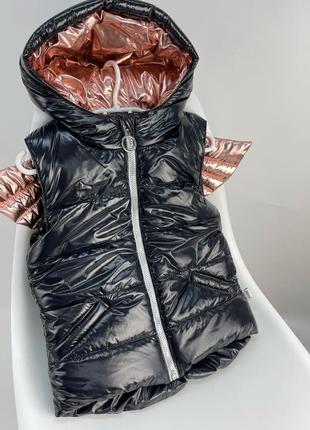 Безрукавка чорний лак монклер з крилами ангела на флісі