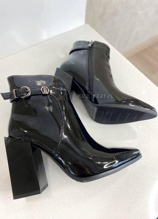 Женские ботинки на каблуке устойчивые на замке лаковые замшевые1 фото