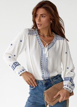 Блузка с вышивкой молочный цвет