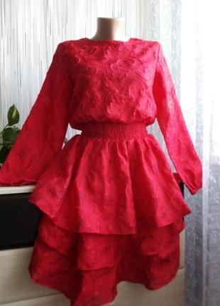 Червона сукня з воланами4 фото