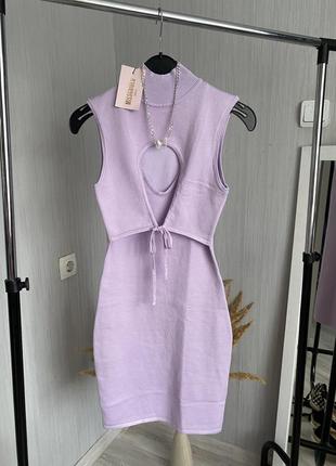 Трендовое платье в рубрик с вырезом