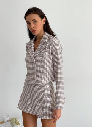 Стильный костюм женский бежевый, пиджак + юбка-шорты в мелкую клеточку, офисный, строгий1 фото