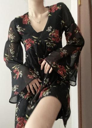 Чорне плаття в червоні квіти від prettylittlething
