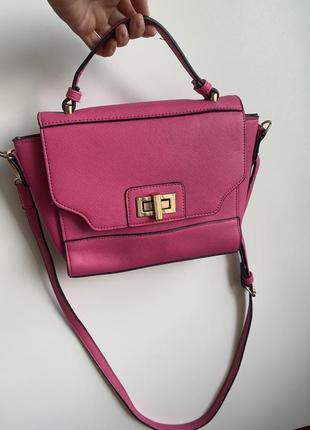 Жіноча сумка яскраво рожевого кольору від тм " accessorize ".
