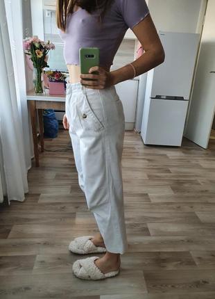 Белые джинсы бананы от бренда mango