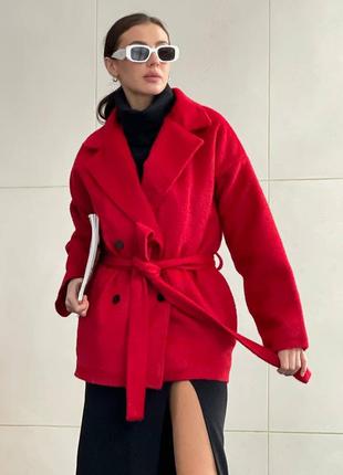 Женское красное укорочённое пальто