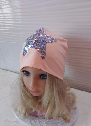 Легкая нкжно персиковая шапка с серебристой звездой 3-5 лет1 фото