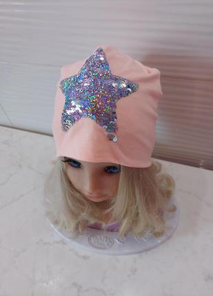 Легкая нкжно персиковая шапка с серебристой звездой 3-5 лет2 фото