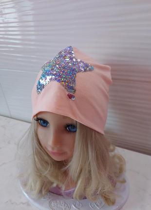 Легкая нкжно персиковая шапка с серебристой звездой 3-5 лет9 фото