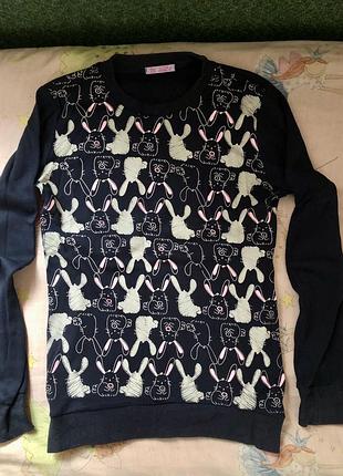 Светрик з зайчиками