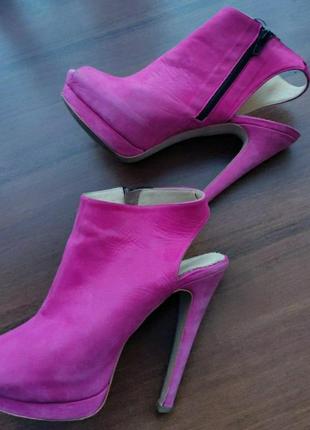 Стильные лилово-розовые туфли на высоком каблуке.1 фото