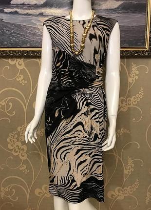 Очень красивое и стильное брендовое платье.