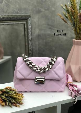Розовая стёганая сумка с толстой цепью