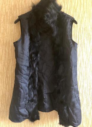 Легкая винтажная стеганная темно -синяя жилетка с кроликом