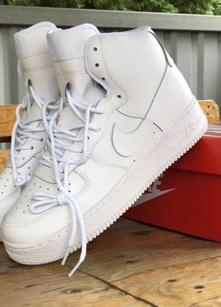 Женские кроссовки высокие nike air force 1 белые3 фото