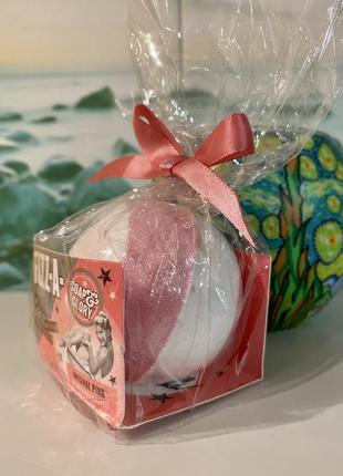 Soap & glory fizz-a-ball original pink смачна 😋 парфумована бомбочка для ванн з шиммером 100 грамів2 фото