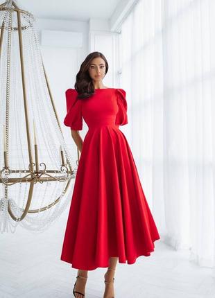 Невероятно нежно праздничное красное платье с открытой спиной