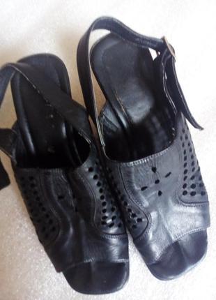 Шкіряні босоніжки