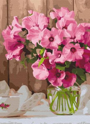 Розовые петунии на столе