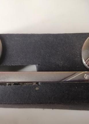 Набор запонки и зажим для галстука.