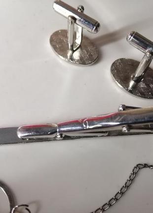 Набор запонки и зажим для галстука.