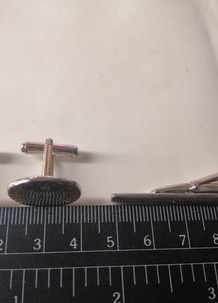 Набор запонки и зажим для галстука.