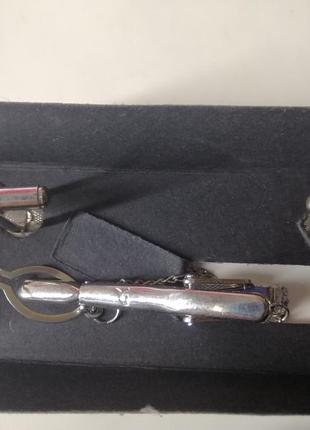 Набор запонки и зажим для галстука.