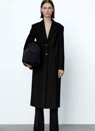 Чорне пальто довжини міді в чоловічому стилі zara