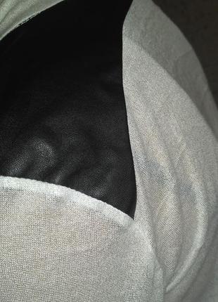 Стильна блуза з шкіряним оздобленням на плечах.4 фото