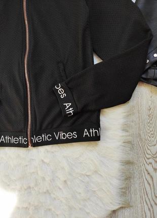 Чорна спортивна куртка легка на блискавці з кишенями написами принтом куртка h&m7 фото