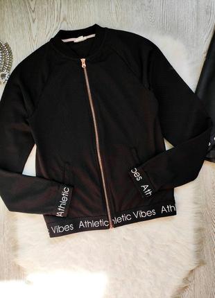 Чорна спортивна куртка легка на блискавці з кишенями написами принтом куртка h&m