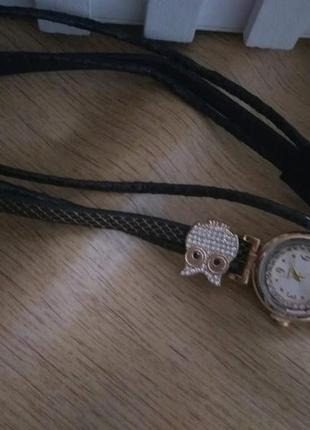 Женские наручные часы с длинным ремешком