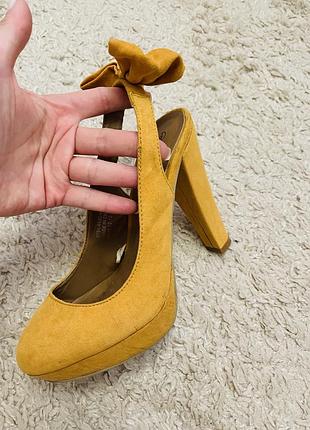 Гарні туфлі гірчичного кольору