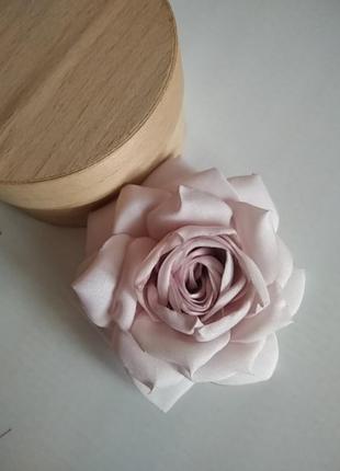 Пудрова троянда роза з тканини брошка, заколка