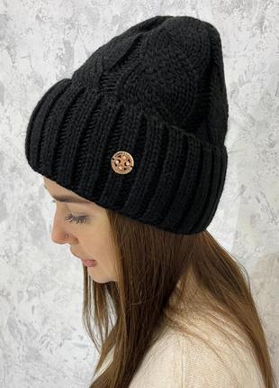 Вязаная зимняя женская шапка с отворотом джулия на флисе черный6 фото