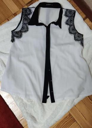 Стильная белая блузка с отделкой из черного кружева1 фото
