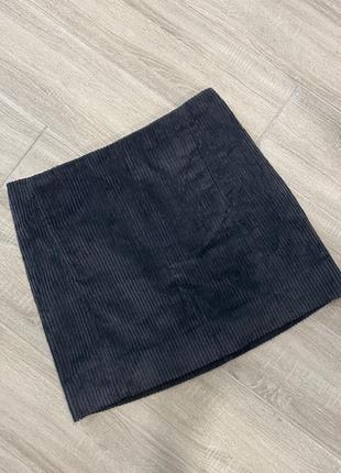 Серая вельветовая тёплая мини юбка от бренда cos